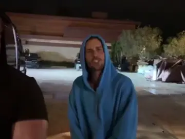 Justin Bieber Blasts on Paparazzi for Recording him at the Beach.  Justin Bieber to Paparazzi: “It’s not clocking to you that I’m standing on business… I’m a human fckin being standing around my car AT THE BEACH. Idk who the fck is paying to provoke me, but I’m not the f*cking one.” #justinbieber #justintimberlake #justinbeiber #bieber #biebertiktok #paparazzi #paparoach #paparazzitiktok