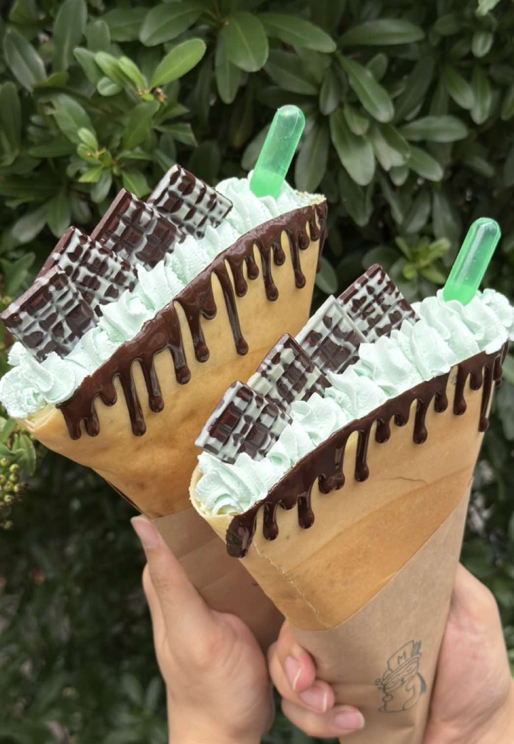 20食限定の”珍”パリパリクレープ❤️‍🔥 自家製のミントクリームにチョコミント板チョコを乗せた、チョコミン党にはたまらないクレープ🤤 ビジュ良くてインスタ映えだし、全て手作りで値段に対するクオリティが高すぎる✨ クレープの生地がパリパリすぎて、割れてしまうから食べる時は慎重に！ あ、6月末の限定メニューなので早めに！ 東京旅行の時は絶対に行って欲しいから、保存しといて🏷️ －－－－－－－－－－－－－－－ 動画の商品はこちら↓ ❤️‍🔥チョコミントメルトクレープ(¥1,500) －－－－－－－－－－－－－－－ 🗾【店名】クレープとエスプレッソと 表参道 📍【住所】東京都渋谷区神宮前4-13-20 💤【定休】不定休 ⏰【営業時間】11:00〜17:00 💰【料金】1000円〜 －－－－－－－－－－－－－－－ \ Only 20 per day!? Crispy choco-mint crepe for the real mint lovers ❤️‍🔥🍃 / This Tokyo-exclusive is layered with homemade mint cream and a slab of mint chocolate — a must for team choco-mint 🤤 The crepe shell is ultra-thin and super crispy, so take your time when eating — it cracks easily! It’s all handmade, beautifully presented, and seriously high quality for the price. Limited until the end of June, so hurry before it’s gone! 🏃‍♀️ Don’t forget to save this for your Tokyo trip 🏷️ －－－－－－－－－－－－－－－ ❤️‍🔥 Choco-Mint Melt Crepe – ¥1,500 【Crepe to Espresso to – Omotesando】 📍 4-13-20 Jingumae, Shibuya-ku, Tokyo ⏰ 11:00–17:00 / Irregular holidays 💰 From ¥1,000 #東京グルメ #東京 #表参道グルメ #表参道カフェ #原宿 #原宿グルメ #原宿カフェ #原宿 #東京スカイツリー #Japanesefood #japanfood #japantrip #japantravel #tokyo #harajuku