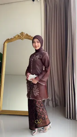 Hi beb, kinanthi ada warna baru nih, yaitu warna espresso✨ Insyallah akan open po minggu depan ya. Untuk warna lainnya sudah bisa diorder😍 info harga :  1. kinanthi tunik harga mulai 345k 2. ⁠rok songket harga mulai 175k 3. ⁠embroidery organza 100k pengiriman: 7 juli 2025 untuk katalog lengkap bisa cek di @alfizahrahijab_katalog ‼️WARNING PENIPUAN ‼️ Nomor admin hanya WA CS 1 = 0813-9182-0052 (JATENG, DIY, SULAWESI ) CS 2 = 0821-2208-8608 (JABAR, NTT, NTB DAN DALAM NEGERI LAINNYA) CS 3 = 0821-2208-8609 (MALAYSIA, SINGAPORE, FOR ANY COUNTRIES) CS 4 = 0823-2421-1470 (SUMATERA, JATIM)  CS 5 = 0858-2028-0845 (JAKARTA, BANTEN, KALIMANTAN) dan rekening hanya BCA atas nama @anikzahrotussajida 🌸CARA ORDER WEB 🌸 Pada saat jadwal Open Po serentak Web ( alfizahrahijab.com) akan dibuka, jadi temen2 bisa langsung order dan payment karena sistem web  akan langsung mendapatkan invoice. Sementara order by WA biasanya ± 4hari baru dapat invoice karena CS setiap area akan membalas sesuai antrian chat yang masuk 🌸CARA ORDER WA 🌸 Kirim Format Order ke nomor WA diatas Nama: No HP: Alamat: (wajib ada kecamatan) Order:  1. Nama dress/Warna/size/Request size jika ada 2. Nama dress/Warna/size/Request size jika ada 3. Hijab segi4/pasmina kirim ke no WA cs diatas / klik link di bio