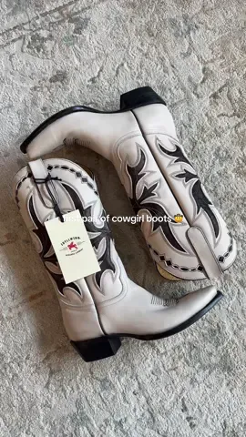 wearing these all summer 🤩 @Boot-Barn @idyllwind #cowgirlboots #idyllwild #cowgirlsummer #outfitinspo #botasvaqueras 