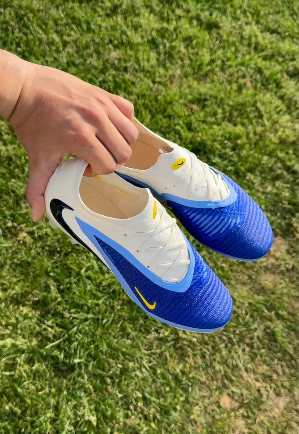Blue Waves 💙 Nike reveal the Phantom 6 from the ‘Fear Nothing’ Pack! Thoughts? 💭  #sportsdirectfootball #nikefootball #phantom 
