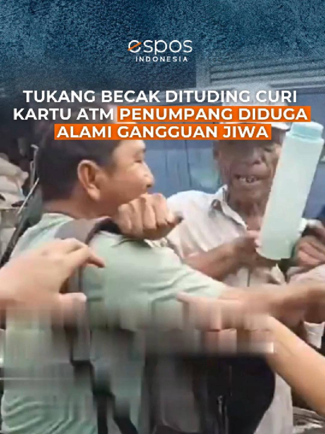 Sebuah video memperlihatkan seorang tukang becak dituduh mencuri kartu ATM oleh penumpangnya viral di media sosial.  Peristiwa ini terjadi di kawasan Pasar Tanjung, Mojokerto, Jawa Timur, pada Rabu, (11/6/2025) sekitar pukul 14.07 WIB.  Penumpang laki-laki itu sebelumnya menaiki becak dari Terminal Mojokerto menuju Pasar Tanjung.  Namun setibanya di lokasi, ia menolak membayar ongkos becak dan malah menuduh tukang becak mencuri kartu ATM miliknya.  Warga sekitar yang menyaksikan kejadian langsung memeriksa tukang becak tersebut. Setelah dicek, tidak ditemukan barang yang dituduhkan. Warga memastikan tukang becak itu tidak bersalah. Berdasarkan keterangan sejumlah saksi mata, penumpang yang menuduh tersebut diduga mengalami gangguan kejiwaan. Sikapnya dinilai tidak stabil dan tidak bisa diajak berkomunikasi dengan baik. Usai kejadian, penumpang tersebut dibawa ke Dinas Sosial oleh warga untuk mendapatkan penanganan lebih lanjut. #fyp #fypage #fypシ゚ #fyppp #foryou #foryoupage #foryoupagee #trend #trending #fypp #trendingvideo #trendingvideos #trendingvideoviral #trendingnews #hotnews #trendingsong #trendingtiktok #trendingnow #trendingreels #trendy #viral #viralvideo #kartu #atm #penumpang #odgj #odgjviral #becak #becakviral #mojokerto #mojokerto24jm #mojokerto24jam🤙 #jawa #jatimpride #Jatim #jatimviral #pasar #pasartanjung