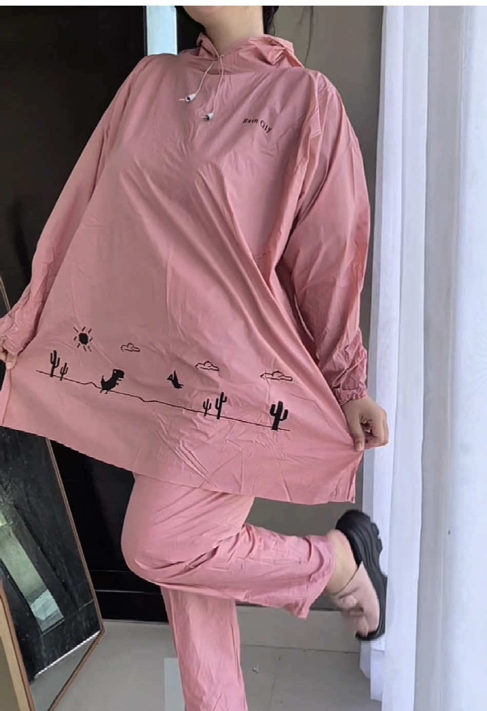 Gemes amat jas hujannya 😍  Rekomendasi jas hujan gemes lucu cocok nih buat cewek yg suka motoran  #jashujan #jashujanwanita #jashujanpremium #jashujanantirembes 