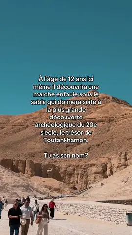 Dans les sables brûlants de la Vallée des Rois, un enfant du désert, pieds nus et silencieux, guidait chaque jour son troupeau à l’ombre des falaises. Ce jour-là, il s’arrêta près d’un rocher, intrigué par une pierre étrange dépassant du sol. En creusant un peu, ses doigts touchèrent l’histoire. Il ne savait pas encore qu’il venait de réveiller un secret millénaire. Un soupir d’or, un écho de pharaons oubliés, dormait là depuis des siècles, à quelques centimètres de la lumière. Les hommes viendraient plus tard, avec leurs outils, leurs journaux et leurs cris d’émerveillement. Mais la première main humaine à frôler ce seuil oublié n’était pas celle d’un archéologue, ni d’un roi. C’était celle d’un enfant. Et comme souvent dans les grandes découvertes, l’Histoire retiendra d’autres noms. Mais dans le silence du désert, le vent se souvient encore de celui qui l’a réveillée. #egypte #egypteantique #pharaon #toutankhamon 