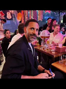 ริโอ เฟอร์ดินานด์ ⚽️ ตำนานกองหลังของปิศาจแดง มาเยือน อกิบะ ตื่นเต้นมากเลยคับ  😍🙏หาปากกาแทบไม่ทัน 😊  #ริโอเฟอร์ดินานด์ #manchester #manchesterunited #กองหลังในตำนาน #อกิบะ 