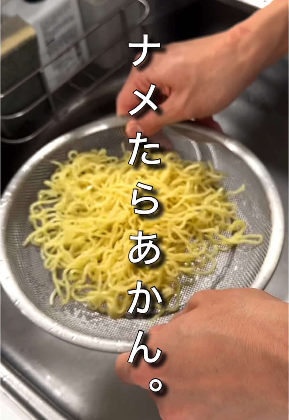 ・やっすい中華麺でピリ辛ごまつゆつけそば 【材料】 安っすい中華そば1玉 ごまドレ大さじ3 めんつゆ大さじ3 おろしにんにく2㎝ ラー油ちろり ※きざみねぎ ※白ごま ※ゆでたまご 【作り方】 ①中華そばを耐熱皿に載せたらラップして600w1分半チンしたら冷水で〆る ※袋のままでもOK ②残りの調味料を混ぜたらお好みでラー油、きざみねぎ、白ごま、ゆで卵をそえて完成