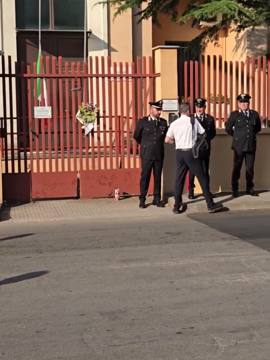 Un #ultimo #saluto al #brigadiere #Carlo #Legrottaglie a Torre Santa Susanna di fronte alla #Caserma dei #Carabinieri. Un momento semplice ma sentito, che ha visto la partecipazione dei Carabinieri e dei cittadini del posto oltre che alle associazioni presenti che hanno appoggiato e sposato I'iniziativa di LA VOCE 