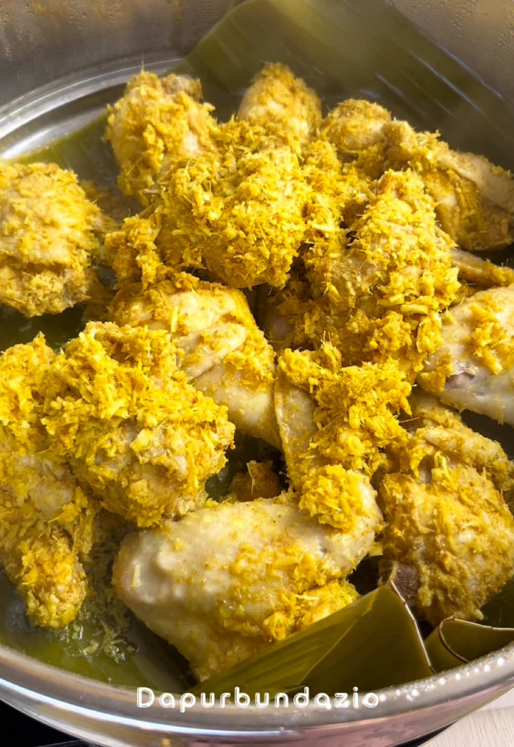 Ayam serundeng minggir dulu ya, Karna ayam goreng sereh gak kalah enak abis digoreng wangi banget, diluarnya garing kriuk dagingnya empuk juicy banget kalian wajib coba sih… All cookware by @idealifeonline  Resep menarik lainnya follow @IDEALIFE ONLINE STORE  #idealife #idealifeonline #idealifetestimonial #idealiferesep #masaksatset #olahanayam #ayamgorengsereh 