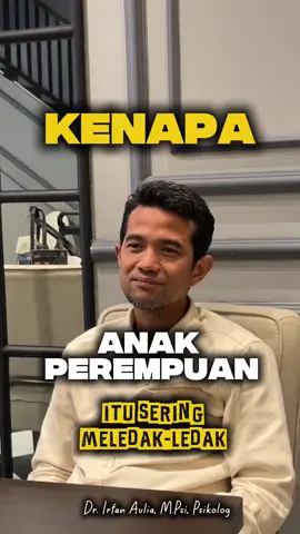 Anak perempuan tuh biasanya punya dua tipe cara meluapkan emosinya: ➡️ Meledak ke luar (nangis, marah) ➡️ Meledak ke dalam (ngambek, diam, nyakitin diri) Saat emosinya naik, bukan berarti dia drama. Itu tanda dia butuh ditenangkan, dipahami. Bukan dijauhi, bukan dimarahi. Ayah bunda, kuncinya: 🫶 Deketin… tapi jangan maksa 🫶 Dampingi… tapi jangan nyuekin Tarik ulur… karena yang dia butuh bukan solusi, tapi pelukan yang sabar. #parentinganakperempuan #emosianak #anakbutuhdipahami #psikologianak 