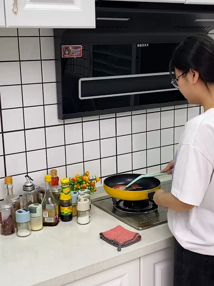 Kệ gia vị treo tường. #dogiadungthongminh #giadungtienich #kegiavinhabep