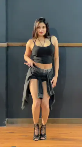 My first day at a heels dance class is an exciting experience! 💃🏻👠 Choreography by @dinithidilakshi . 11.11🌙✨  . . . . #nimashasandeepani #dancer #heelsdance #srilanka  