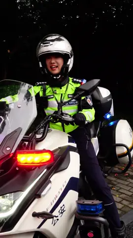 兔子警官下班喽，好开心的样子😄 #李語蔚 #兔子警官 #杭州 #交警 #杭州女交警 #交警正能量 #李语蔚🇨🇳 