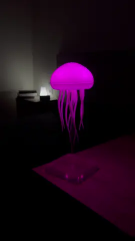 El mar en tu casa 🥰🪼 #medusa #lámpara #lamp #sea #decor #chill #casa #iluminacion  Esta lámpara medusa transforma la habitación de tu hogar con su personalidad única.