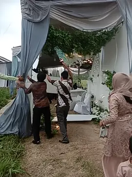 Kejadian Dibandar Lampung.. tadi siang angin kencang... sampai pintu masuk pentas hampir roboh... #fypシ゚viral #pengikut #viraltiktok #publik #semuaorang #fyp #viralvideo 