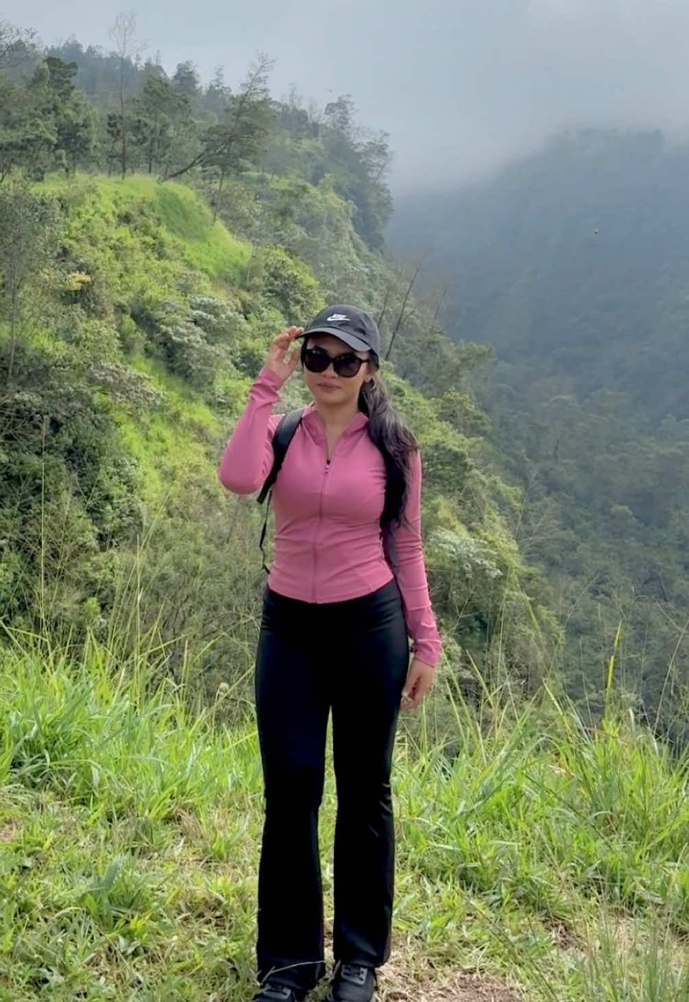 Ternyata benerr!! hidup itu harus ada sesuatu yg ditunggu, tracking kali talang pakai outfit Pink misalnyaaa 🫧🐰🪿💘 #fyp #capcut #ootdhiking #jaketantiuv #jakethiking #ootdolahraga #jaketgympink #trackingkalitalang #kalitalang #jaketgym #ootdpendaki #celanacutbray #jaketfitbody #jogja #ootdpendakiwanita #ootdtektok #outfittracking 