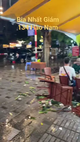 Hôm trước mưa tầm tã, khách yêu có thấy đường đi khó khăn không ạ? ☔️ Anh em quán em cũng đội mưa, đội gió phục vụ nhưng được cái là 