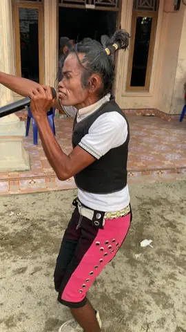 Menghibur tamu undangan