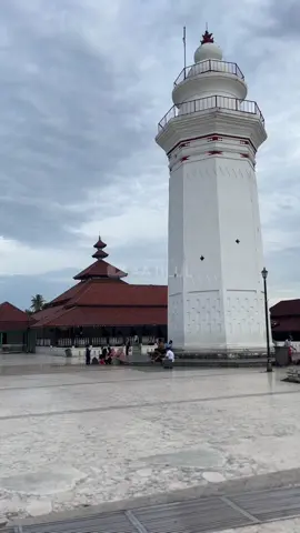 Masjid Agung Banten merupakan salah satu masjid tertua di Indonesia yang dibangun pada tahun 1566 oleh Sultan Maulana Hasanuddin. Keberadaannya menjadi bukti nyata kejayaan Kesultanan Banten dalam bidang agama, arsitektur, dan peradaban. Hingga kini, masjid ini tetap berdiri megah sebagai simbol warisan sejarah yang tak ternilai. #MasjidAgungBanten #kesultananbanten #SejarahIslam #WarisanBudaya #WisataReligi #banten 