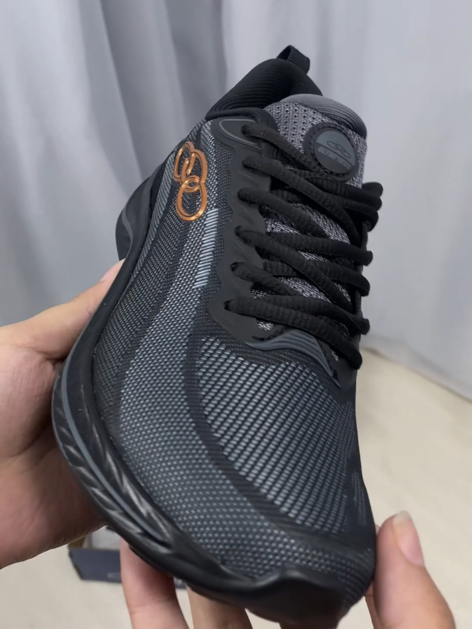 🔥 Estilo, conforto e performance no mesmo passo! O Olympikus Apolis é o tênis perfeito pra quem não para! 🏃‍♂️💨 ⠀ ✅ Design moderno ✅ Amortecimento incrível ✅ Ideal pra treino ou dia a dia ⠀ Unissex, versátil e pronto pra te acompanhar em qualquer desafio! ⠀ 👟 Quem curtiu comenta: “Quero no pé!” ⠀ #OlympikusApolis #TênisOlympikus #EstiloEsportivo #ConfortoNosPés #tênispreto #LookEsportivo #ModaUnissex #CorridaUrbana #tênis #TikTokStyle