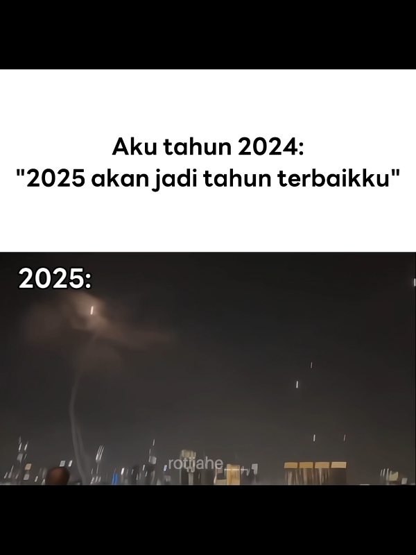 Berikut adalah resep sederhana untuk membuat roti jahe (gingerbread cookies) yang renyah dan beraroma khas rempah: Bahan: 350 g tepung terigu serbaguna 1 sdt baking soda 2 sdt bubuk jahe 1 sdt bubuk kayu manis ½ sdt bubuk pala ½ sdt garam 125 g mentega, suhu ruang 100 g gula palem 100 g madu atau molase 1 butir telur Cara Membuat: Campur bahan kering: Ayak tepung terigu, baking soda, bubuk jahe, kayu manis, pala, dan garam dalam satu wadah. Sisihkan. Kocok mentega dan gula: Gunakan mixer atau whisk untuk mengocok mentega dan gula palem hingga lembut dan mengembang. Tambahkan bahan basah: Masukkan madu/molase dan telur, lalu aduk rata. Campurkan bahan kering ke bahan basah: Masukkan campuran tepung sedikit demi sedikit sambil diaduk hingga menjadi adonan yang bisa dipulung. Dinginkan adonan: Bungkus adonan dengan plastik wrap dan simpan di kulkas selama 1 jam agar lebih mudah dibentuk. Cetak dan panggang: Panaskan oven ke suhu 175°C. Gilas adonan dengan ketebalan sekitar 5 mm, lalu cetak sesuai selera (misalnya bentuk manusia roti jahe). Susun di atas loyang yang sudah dialasi kertas baking. Panggang hingga matang: Panggang selama 8-12 menit, tergantung ketebalan adonan dan ukuran cetakan. Biarkan dingin sebelum dihias. Hias sesuai selera (opsional): Gunakan royal icing (campuran putih telur dan gula halus) atau cokelat leleh untuk dekorasi. Roti jahe ini cocok untuk camilan atau hadiah spesial, terutama saat musim liburan! Selamat mencoba!