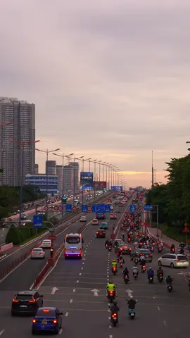 Những dòng xe vội vã vào chiều tan tầm. #sunset  #hoanghon  #saigon #chill #hochiminhcity  #photography  #binhyen  #thomotcairoichill 