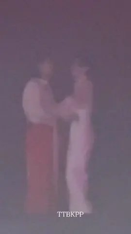 Hoàng tử và công chúa trao nhau một cái ôm. Sau đó họ cùng nắm tay nhau bước đi trên con đường hạnh phúc ❤️ #bkpp #bkppบิวกิ้นพีพี #บิวกิ้นพีพี #bbillkin #บิวกิ้น #ppkritt #พีพี #moment #Love #billkinpp #viral #bkppweddingconcert_d2 