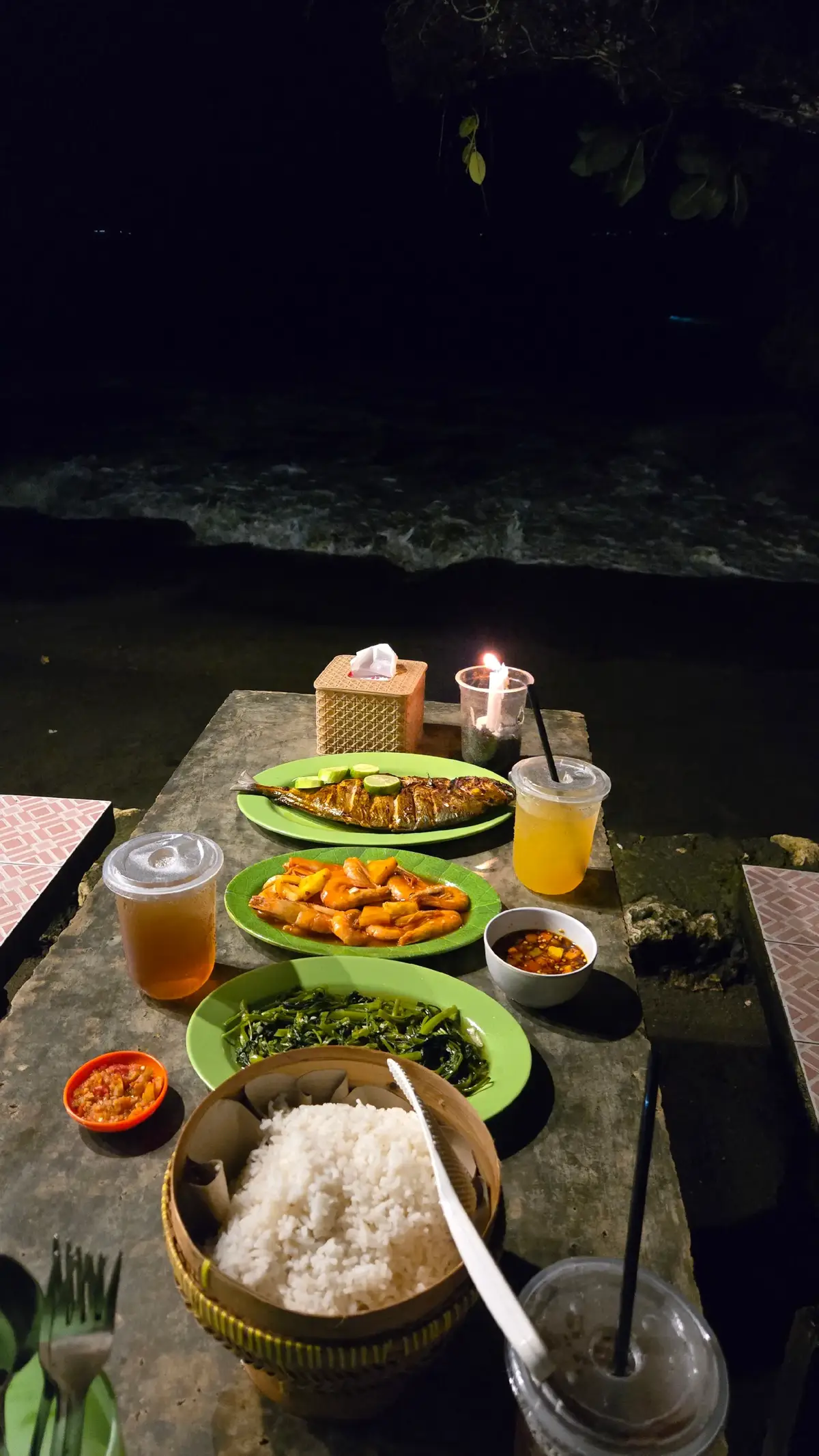 wajib banget ke warung ini kalo kalian ke batu karas, makan seafood di pinggir pantai dengan harga murah dan enak. Awalnya juga cari2 di tiktok dan banyak yg rekomend ke sini  #batukaras #pangandaran #seafood #warungcomeng 