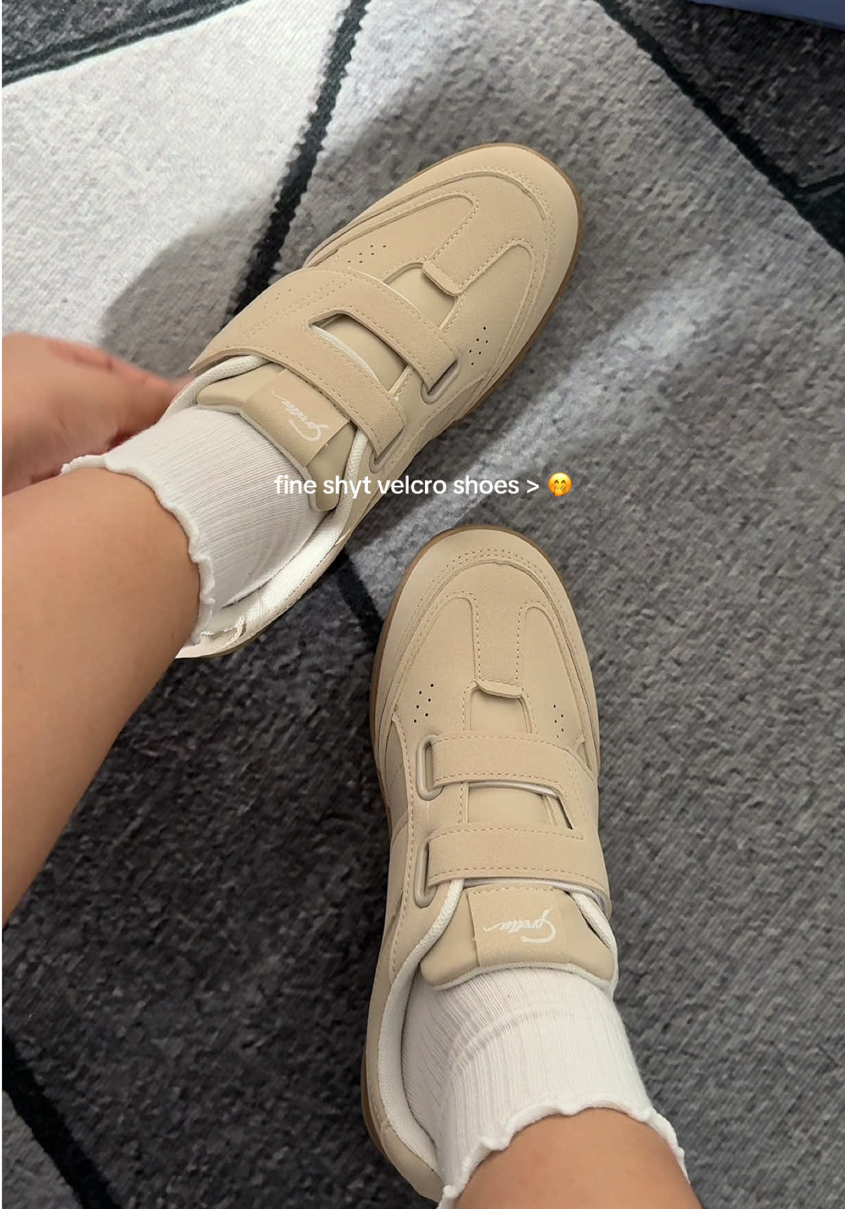 imagine wala ka na sintas iniintindi beh, ang estetik pa nyarn! 🤩 comfy flat shoes for everyday 💫 #shoesreco #shoesforwomen #velcrostrapshoes #velcroshoes #nonslipshoes #casualoutfit #corollaph #corollashoes #lightweightshoes COROLLA VELCRO APRICOT 