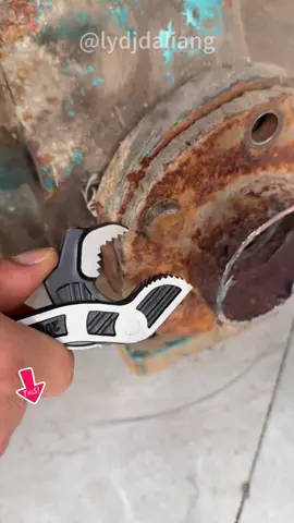 This self-locking multi-purpose wrench is particularly effective for rusty and stripped screws#tool #sparkylife #electrician #bluecollar #tools #plumber #outdoorworkers #diyer #renovationworker #tiktokshopcreatorpicks #homediy #mothersday #tiktokshopcreatorpickst 