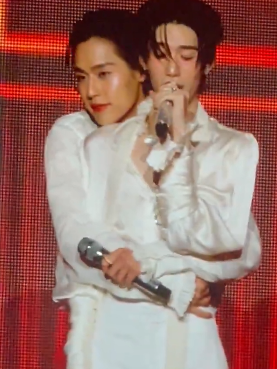 Thắng đời khi ôm được người đẹp trong tay  #bkpp #bkppบิวกิ้นพีพี #บิวกิ้นพีพี #bbillkin #บิวกิ้น #ppkritt #พีพี #moment #Love #billkinpp #viral #bkppweddingconcert_d2 