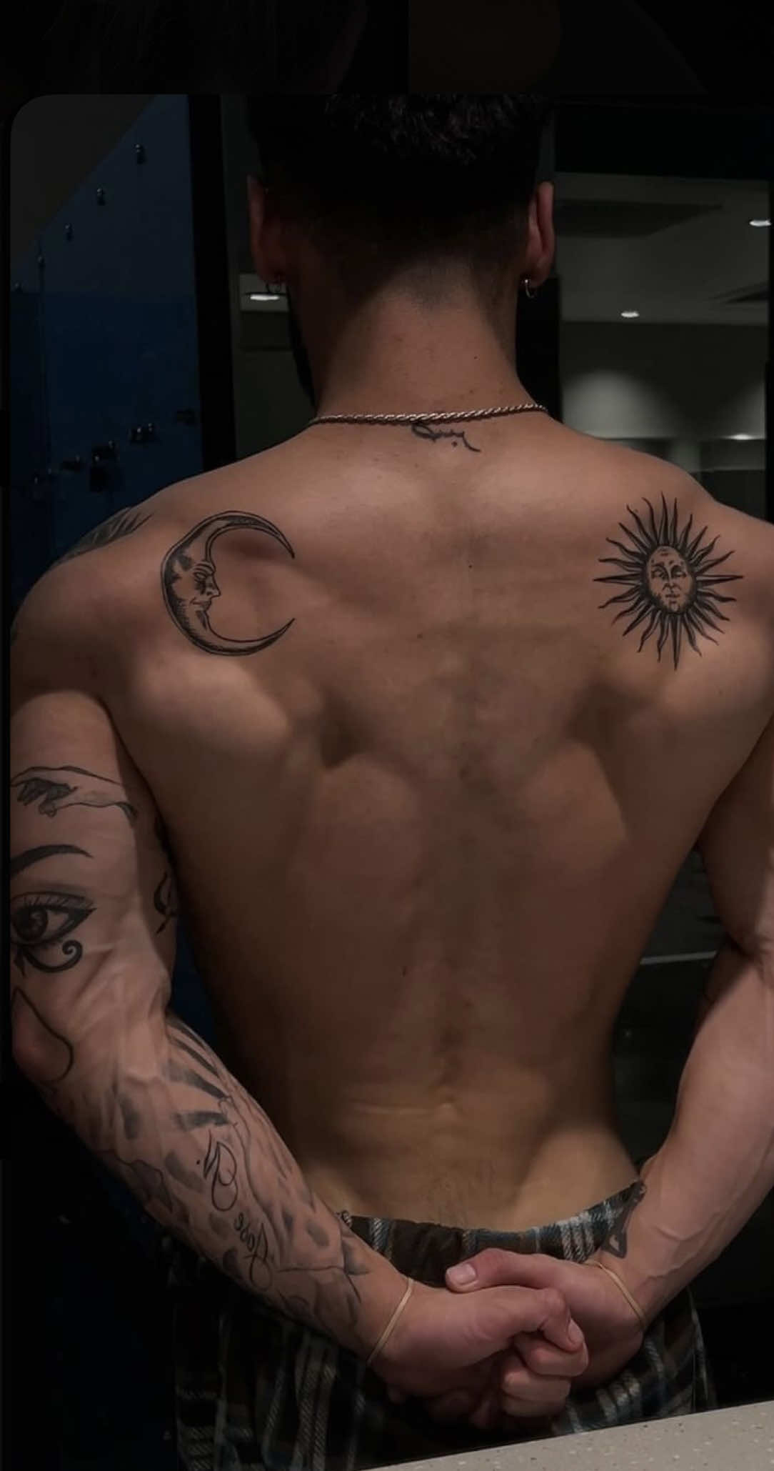 El TOP 1…👀❤️‍🔥 #tattoo #ideastattoo #amor #fyp #espalda #marroqui #poema #sol #luna #tattoohombre #man  Tatuajes hombres.