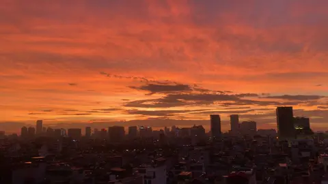 Ngày nào cũng được ngắm chiếc view hoàng hôn vô cực này from Ori teammmm Quá là iu lun #hoanghon #hanoi 