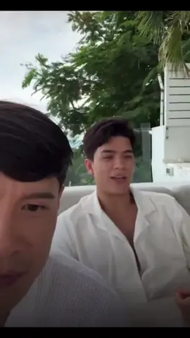 jadi di tengah² live ada anak yg nangis terus joss langsung sigap berdiri buat mastiin tu anak gpp baru lanjut live joss mo 1 yg kayak lu 😭🙏 #joss #josswayar #jossgawin #darrenkevin #aktorthailand #thaiaktor #gmmtv #gmmtvboys #thulakorn #raikantopeni 