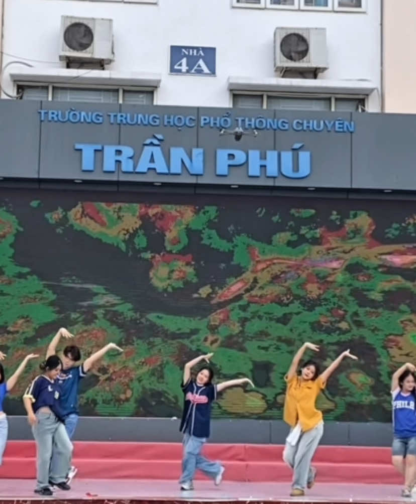 Bản full bài Samba Do Brasil đây nha mọi người! Dc: @CLB Giai Dieu Tre. Rất vui vì 1004 TEAM được cùng D.I.L Crew và LILGO Crew thực hiện phân đoạn này tại lễ bế giảng chuyên Trần Phú #sambadobrasil #worldcup #vannghe #chuyentranphuhaiphong #begiang #tongketnamhoc #1004TEAM 