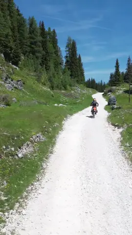 Magic ! 🤙 #moto #mountain #tiger900 #triumph #ktm #enduro #tet #italia #travel #motorcycle #dolomites 