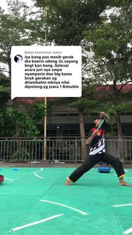 Membalas @Jukiii yang mengurangi nilai menurut PANDANGAN SAYA : 1. Benerin udeng kepala saat gerak seni, JELAS PENGURANGAN NILAI, bukan karna kebanyakan gerakan tambahan. 2. Benerin udeng kepala 3X saya ulangi TIGA KALI. Jelas pengurangan poin, harusnya bersyukur bisa juara 2 😄👍🏻 Senjata jatuh saja bisa mengurangi nilai yang cukup banyak apalagi benerin udeng kepala 😂