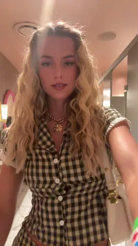 Bathroom fit check? @Princess Polly 