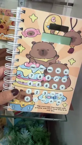 🧡 Organização com charme? Temos! A Agenda Capivara com Calculadora é aquele tipo de item que você vê e já pensa: preciso disso na minha vida! 🐾📒 Com capa dura, calculadora acoplada e muuuito espaço pra anotar sonhos, tarefas e ideias malucas, ela é perfeita pra quem ama papelaria fofa e funcional. Estudantes, profissionais, criativos... todo mundo vai se apaixonar! 😍✨ E o melhor? Ela está disponível em todas as nossas lojas físicas. Vem garantir a sua e dar um toque de fofura e praticidade à sua rotina. Porque sim: a vida fica mais leve com uma capivara te ajudando a planejar os dias 💕 #PapelariaFofa #AgendaCapivara #EnfoquePapelaria #CapivaraPlanner #EstudoComEstilo #OrganizaçãoCriativa #PapelariaÉNaEnfoque #AgendaComCalculadora #FofuraGarantida #EstiloENotas