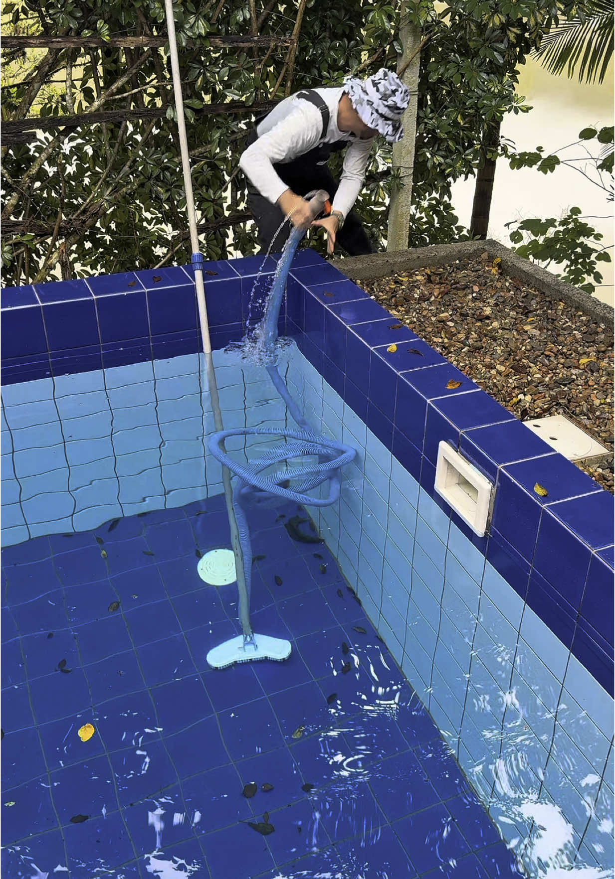 Uma forma de fechar o efeito sifão e abrir quando quiser, dessa forma não precisa fazer o processo de encher a mangueira novamente #fy #piscina #mestredaspiscinas #piscineiroprofissional #piscinalimpa 
