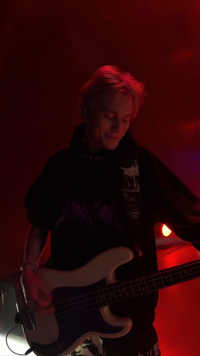 Видео взято у прекрасной Лизы тгк: yaalnixx  #izba #дикаямята #триднядождя #гришатдд #grgr #григорийсмирницкий #басист @yaaln1xx 