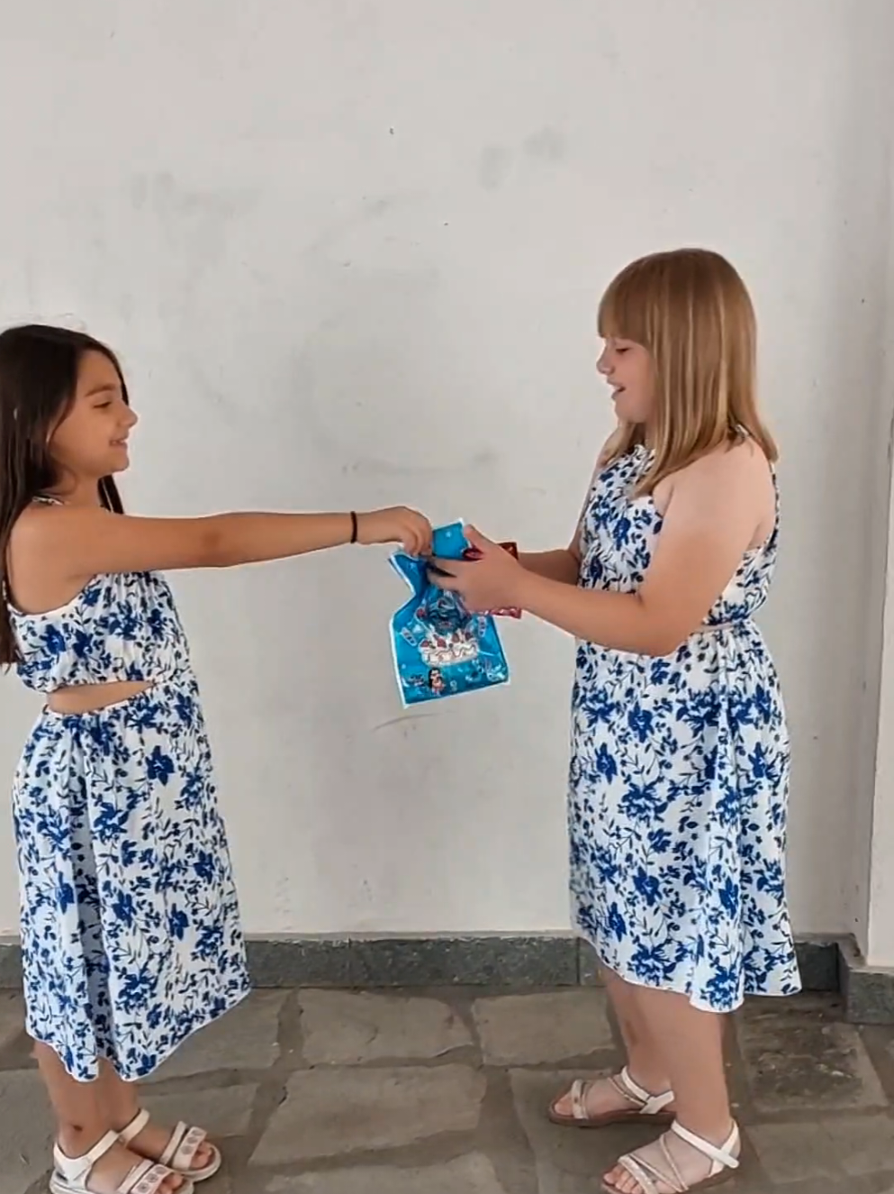 Η Ανδριάνα με την Κωνσταντίνα ανταλλάζουν δώρα #andriana #alenaandprincess  #andrianagame 