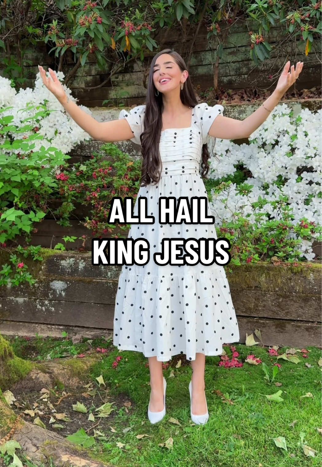 The King of Kings. The One who reigns forever…. Jesus 👑💛  #kingjesus #kingofkings #worship #praise #fyp #christiantiktok #worshipmusic #singing #foryoupage #christianmusic #jesus 