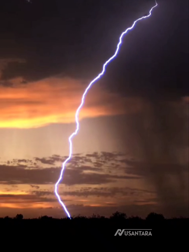 menggabungkan 2 elemen music rock dan petir⚡ #sologuitar #guitarist #rock #petir #hilalnusantara #fy #fyp #foryoupage #drummer #drums #lamentoftheforsaken 