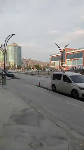 Sanki 6 Yaşındayım Balkonun Demirlerinden Ayaklarımı Sarkıtmışım Suratımda Bir Tokat İzi O Kadar Küsüm Ki Kendimle Bile Konuşmuyorum