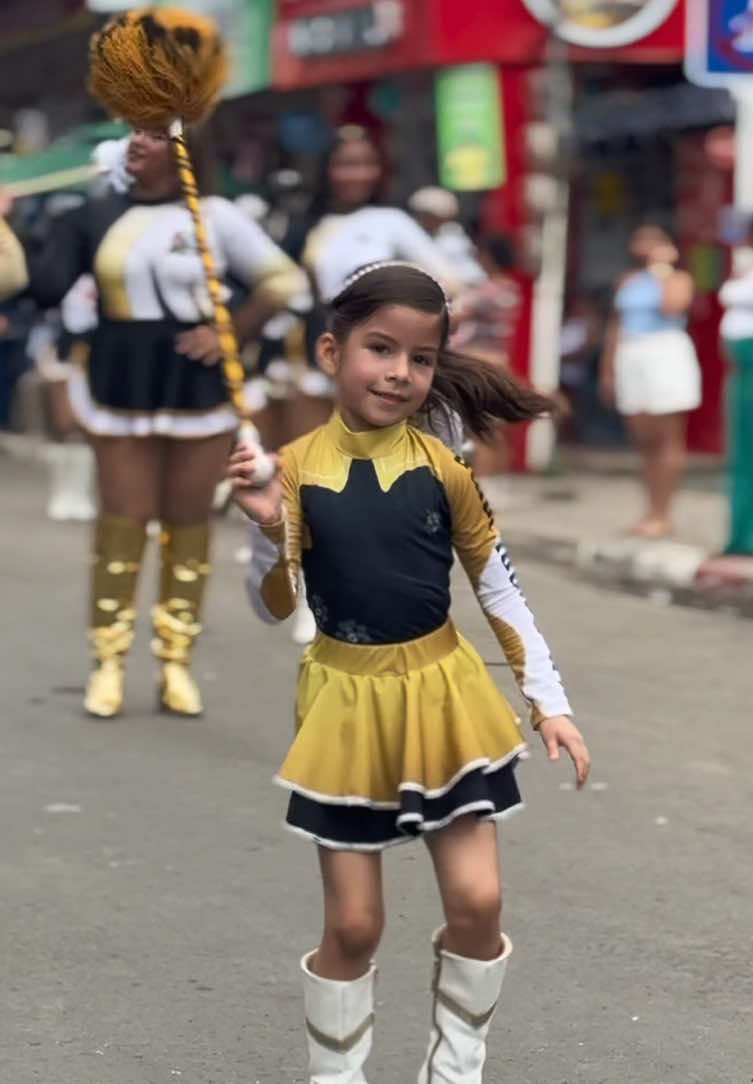 La hermosa @Lily Rojas ✅🎥Celebrando los 27 años de cantonización de Jama 💚 #bailarinas #bastoneras  #cachiporras #bastonerastop #tiktok #viralvideo #fypシ #fy #fyp #paratii #Usa #desfile #estadosunidos