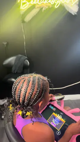 Look at Little Ms Nori 💜💜💜 This is how the little ones feel after getting their hair braided 🤩🤩 To book an appointment for you or your child, click the link on my page & I’ll see you soon 💛 🐝 Located in Brooklyn, NY  🐝 I accept ALL ages & genders  🐝 Braiding hair included in all services  @beeluxestyles @beeluxestyles