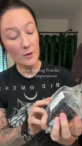🚨 Calling my makeup ghouls and beauty lovers 🚨 I’m sharing my realistic first impressions of a new setting powder I got to try today. I definitely want to give it another try with my every day foundation as well, but I love how it applied over my tinted sunscreen! #settingpowder #nomakeupmakeup #settingpowdermakeup 