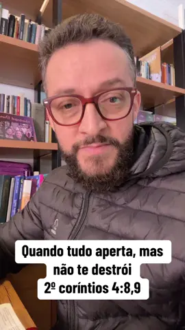 📖 Quando Tudo Aperta, Mas Não Te Destrói Há dias em que tudo parece desabar — mas a verdade é que, se você ainda está de pé, é porque a mão de Deus não soltou a sua. Paulo, o apóstolo, viveu intensamente os apertos da vida, mas nunca perdeu a esperança. E o que ele escreveu em 2 Coríntios 4:8-9 ainda ecoa com poder nos nossos dias. ✨ Neste vídeo, compartilho 4 lições poderosas extraídas desse texto bíblico que vão te lembrar: o aperto não te destrói, só revela quem te sustenta. 🔹 1. A pressão vem, mas não vence “Somos atribulados, mas não angustiados.” A vida nos pressiona por todos os lados — mas Deus não deixa que a dor nos engula. Ainda há espaço para respirar. Ainda há esperança. 🔹 2. A confusão não anula a fé “Perplexos, mas não desanimados.” Mesmo sem entender, seguimos. A fé não é sobre ter todas as respostas, mas sobre confiar no meio do silêncio. 🔹 3. Abandonados pelos homens, acolhidos por Deus “Perseguidos, mas não desamparados.” Quando as pessoas vão embora, Deus permanece. Ele é o amigo fiel que nunca abandona. 🔹 4. O chão pode ceder, mas Deus te segura “Abatidos, mas não destruídos.” Você pode cair, mas não será o fim. Deus reconstrói, restaura, levanta e sara. 🎯 Que essa mensagem te lembre de que o quebrado não é inútil, o abatido não é descartável e quem é sustentado por Deus… nunca será destruído. ⸻ ✉️ Compartilhe com alguém que precisa ouvir isso hoje. 🔔 Siga para mais mensagens que fortalecem a fé. ❤️ Curta, salve e deixe seu comentário se essa palavra falou com você! #FéInabalável #EsperançaEmDeus #MensagemDeFé #2Coríntios #DeusTeSustenta #PalavraQueTransforma #CristãoNaInternet #DevocionalDoDia #ForçaNasLutas #DeusNuncaFalha #GraçaQueSustenta #TikTokCristão