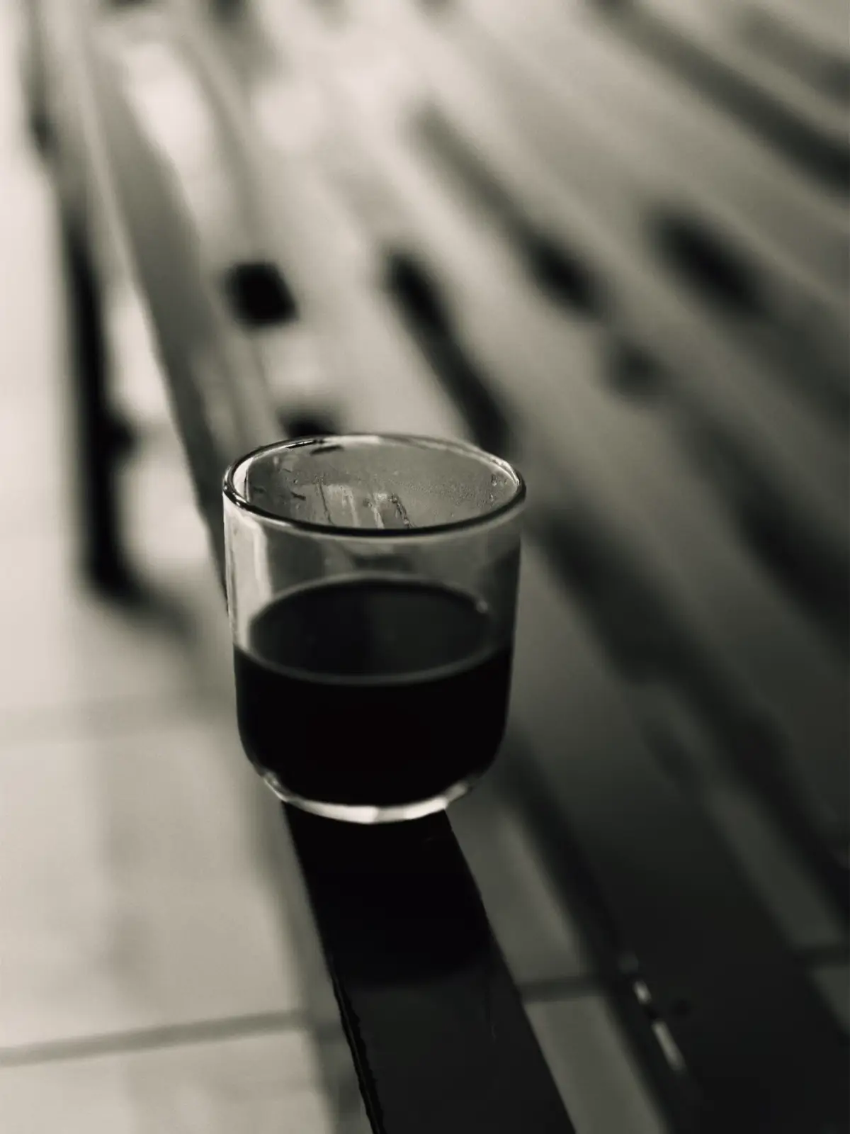 Em à, Có những ngày, anh thấy mình thật mỏi mệt. Không phải vì em làm gì sai, Mà vì chúng ta… đã vô tình làm đau nhau bằng những giận hờn nhỏ nhặt, những khoảng lặng không ai chịu bước tới trước. Nhưng cứ mỗi lần nghĩ đến việc rời xa em, Tim anh lại co thắt như thể mất đi một điều gì quý giá không thể tìm lại. Anh từng nghĩ: “Nếu mệt quá, có lẽ nên buông tay…” Nhưng rồi anh lại ngồi yên. Chỉ cần nhớ đến gương mặt em, Nhớ đến tin nhắn “Em ăn chưa?” Hay câu nói “Ngủ ngon nha anh”… Mọi mỏi mệt lại hoà thành bình yên. Em là người duy nhất khiến anh vừa cười vừa khóc, Vừa giận vừa thương, vừa muốn quay lưng, lại vừa sợ mất. Vì em không chỉ là người yêu – em là một phần trong nhịp sống của anh. Một thói quen thân thuộc mà anh chẳng thể thiếu đi mỗi ngày. Một niềm tin khiến anh muốn cố gắng hơn, dù cuộc đời có khắc nghiệt đến đâu. Không phải vì anh yếu đuối nên không thể buông, Mà là vì tình cảm này – nó thật lòng quá. Nó bất rễ trong những điều nhỏ bé, âm thầm, Nhưng bám sâu đến mức… nếu phải rút ra, chắc anh chẳng còn là chính mình nữa. Nếu có một điều ước – Anh chẳng cần điều gì lớn lao, Chỉ mong em và anh luôn đủ yêu, đủ hiểu, đủ tin… Để không có điều gì có thể khiến chúng ta rời xa nhau. Và anh yêu em… Yêu theo cách không còn đường lui, Không có “phương án dự phòng”, Không rẽ đến chút gì cho “lỡ không phải em”… #1987status 