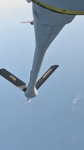 Raptor refuels look like at sky #USAF #f22 